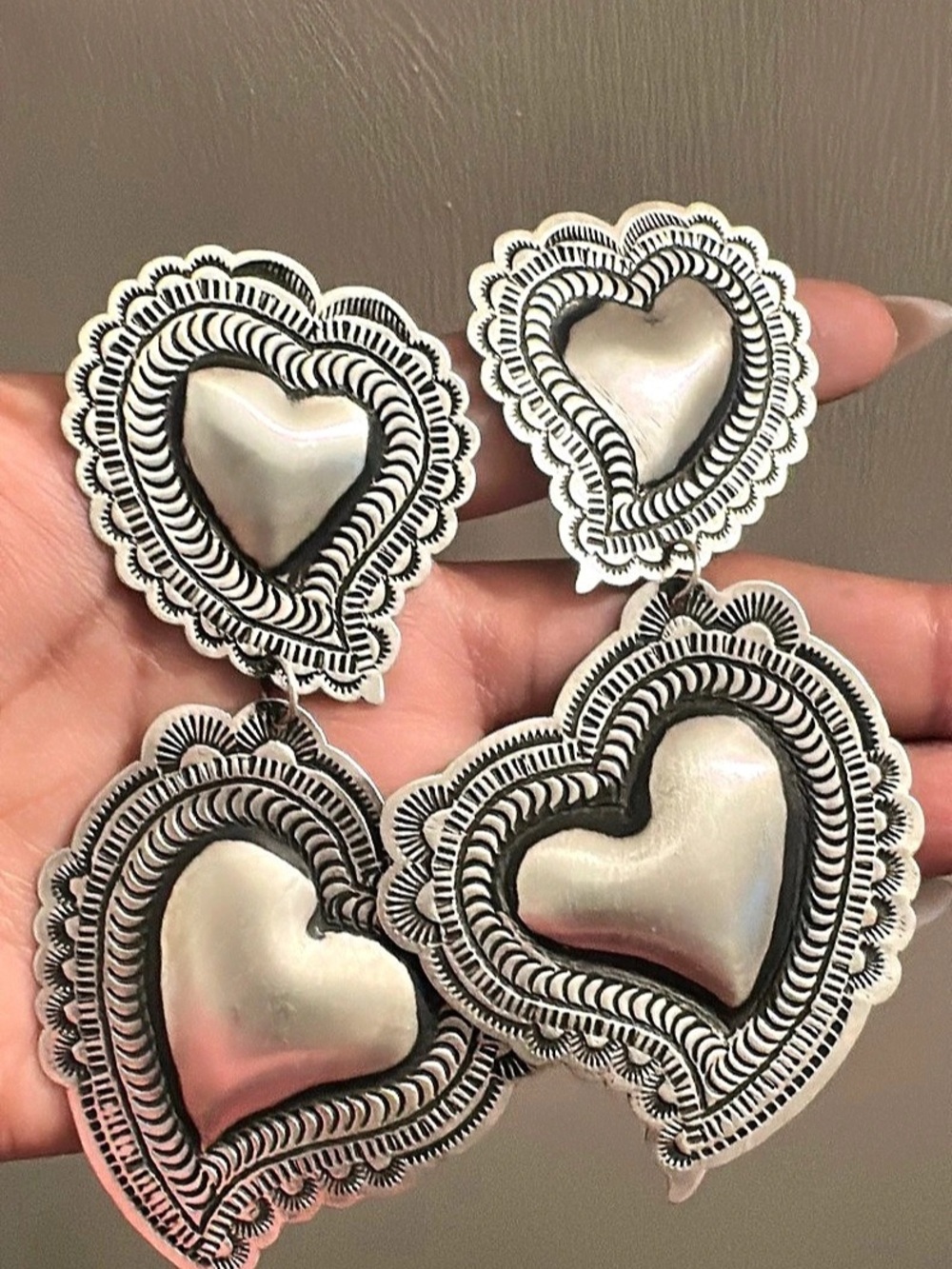 Leander Tahe Heart dangle earrings